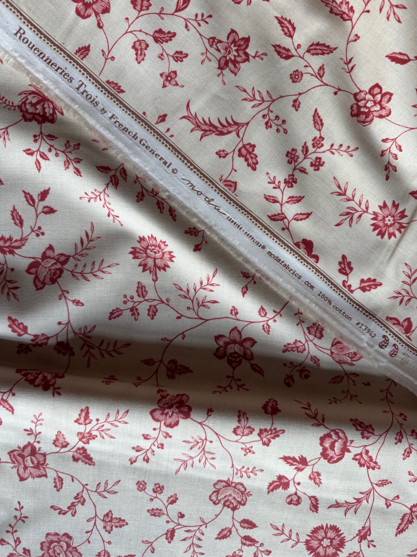 Large Floral Pearl Faded Red - Rouenneries Trois