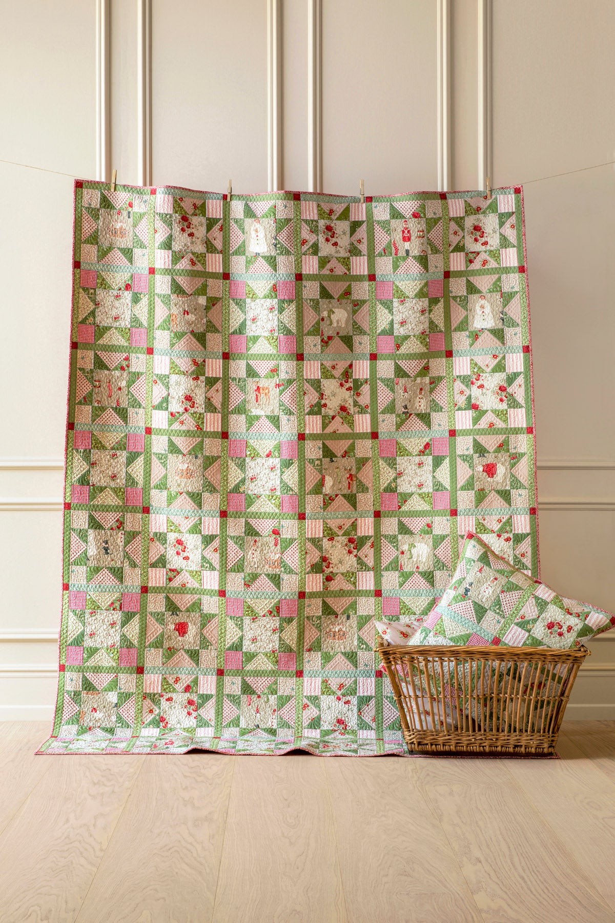 Merry Little Christmas Fat Quarter Eve & Noel Blender Bundle - 12 fabrics, 20 x 22in