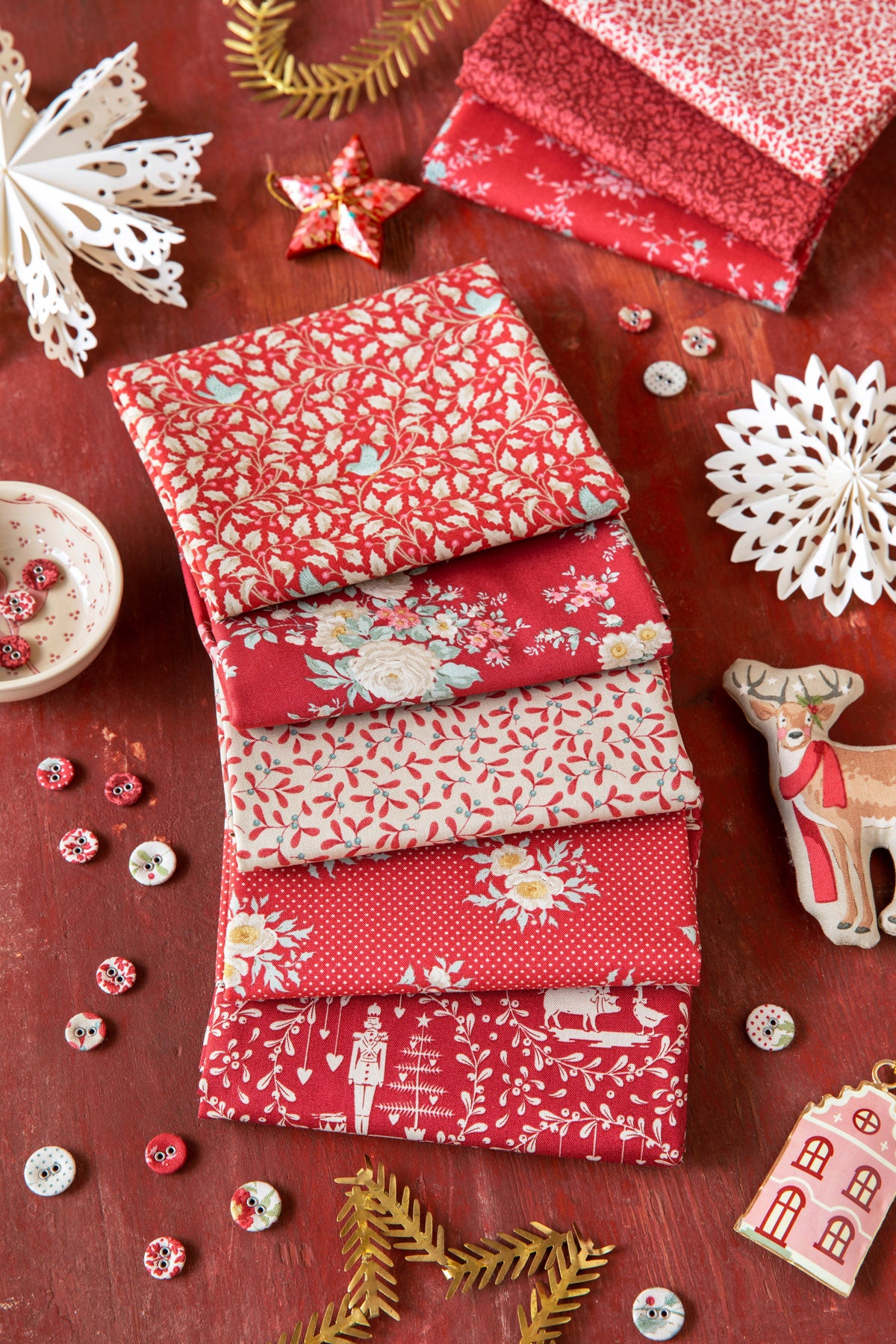 Merry Little Christmas Fat Quarter Bundle - 5 fabrics in Red, 20 x 22in