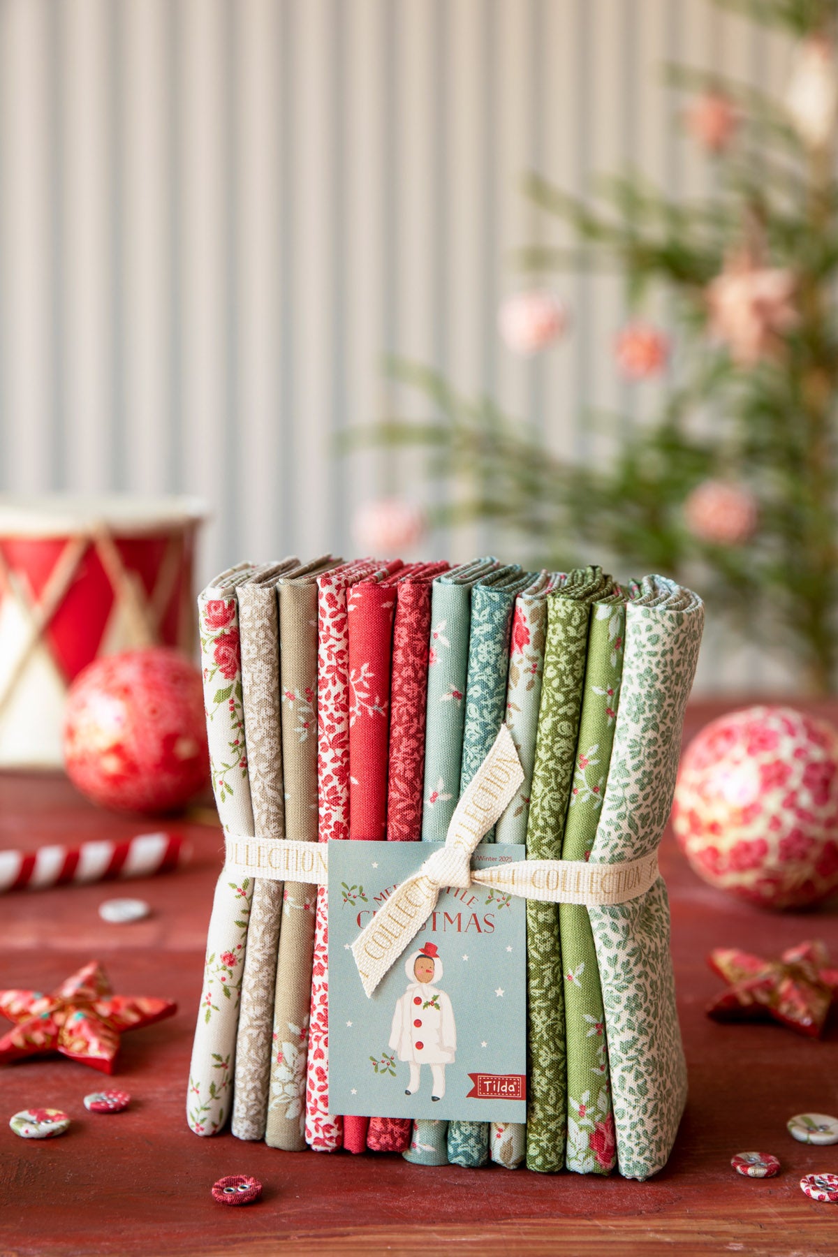 Merry Little Christmas Fat Quarter Eve & Noel Blender Bundle - 12 fabrics, 20 x 22in