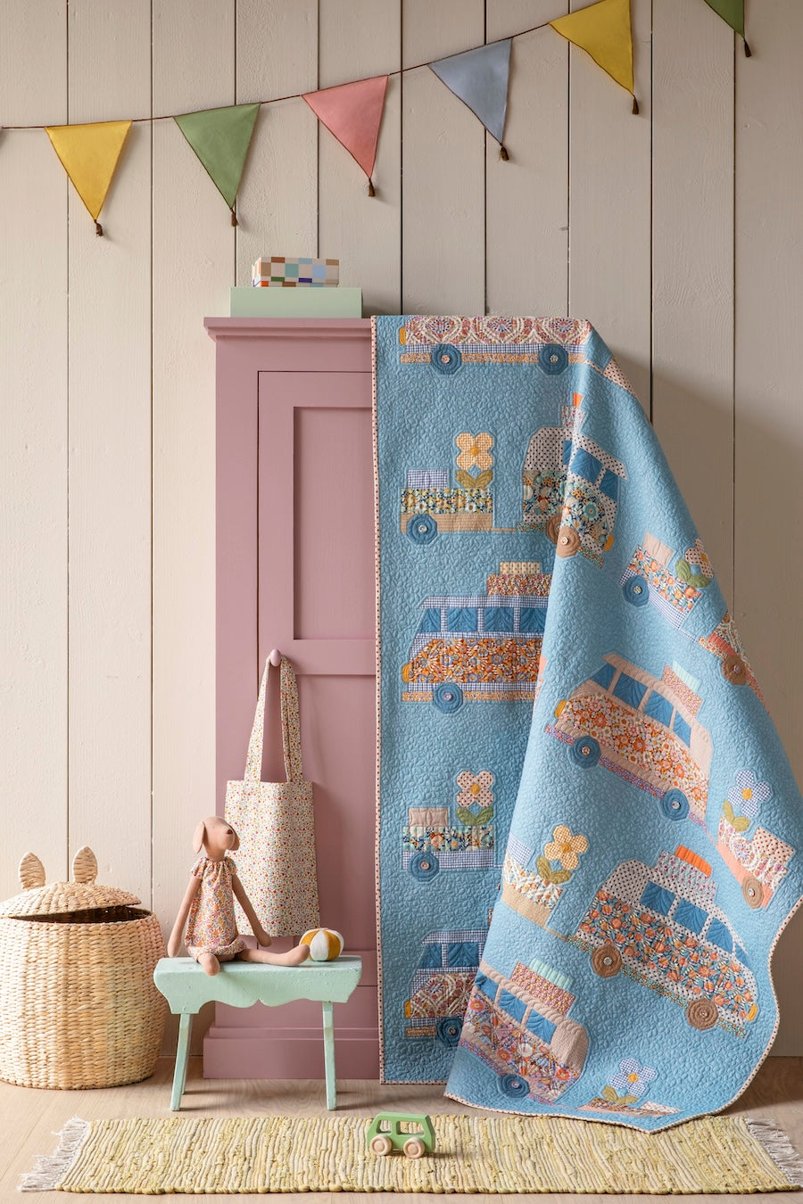 Wallflower Fat Quarter Bundle Blue - 5 fabrics, 20 x 22in