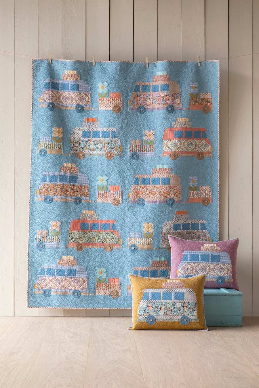 Wallflower Fat Quarter Bundle Blue - 5 fabrics, 20 x 22in