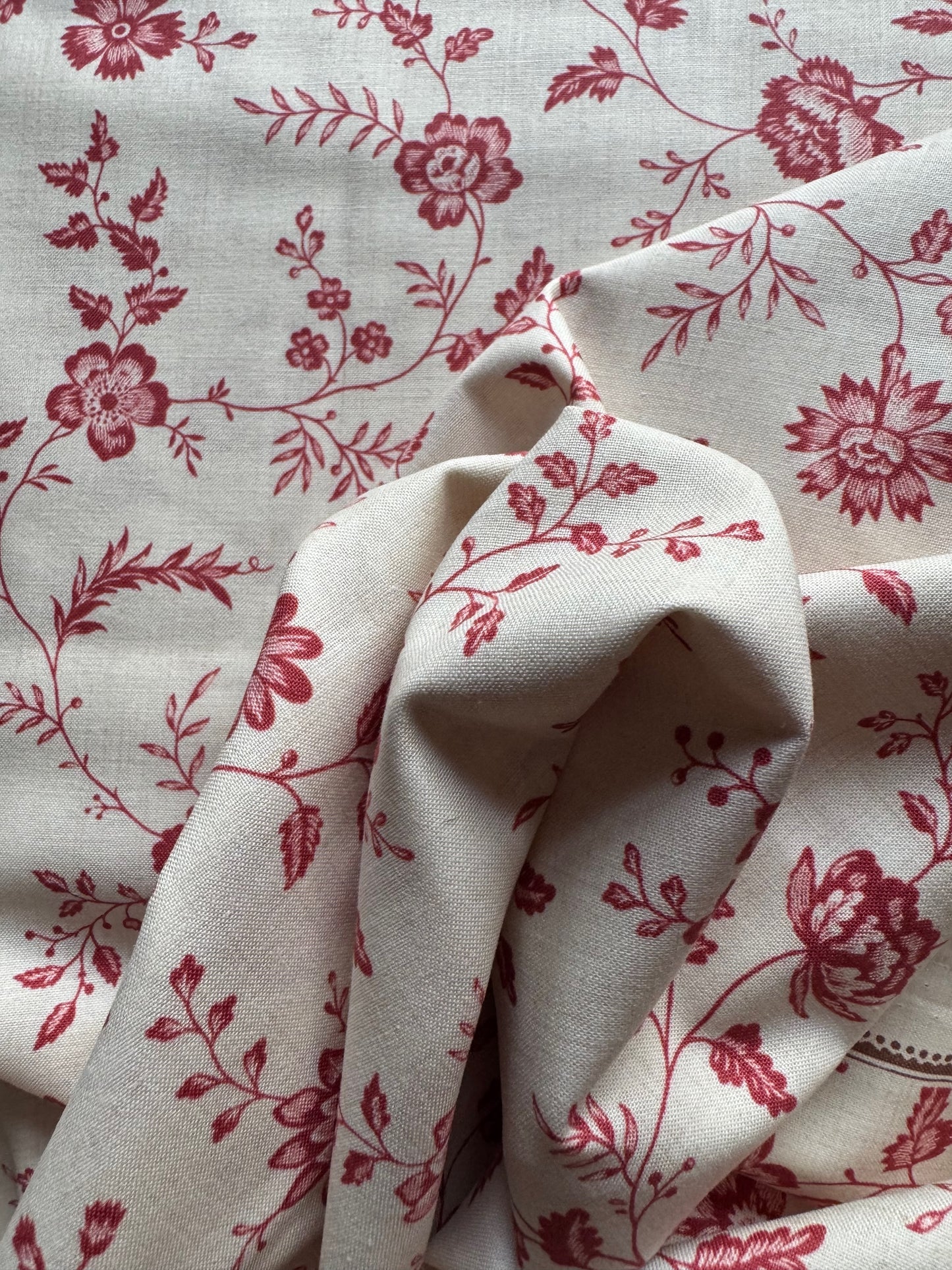 Large Floral Pearl Faded Red - Rouenneries Trois