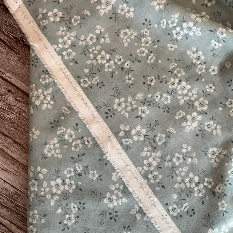 White Floral Sky - Cascade
