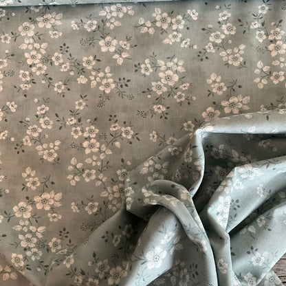 White Floral Sky - Cascade