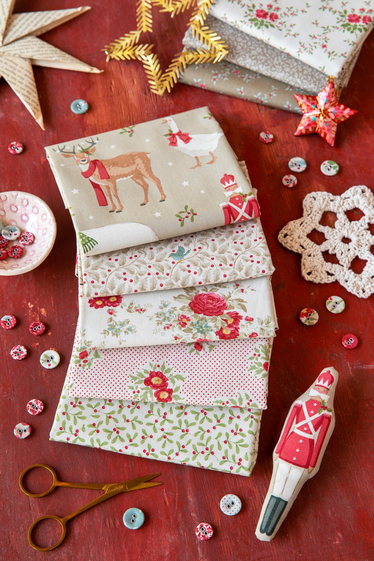 Merry Little Christmas Fat Quarter Bundle - 5 fabrics in Cream, 20 x 22in