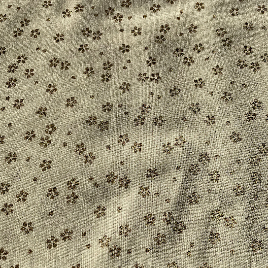 Metallic gold floral pattern on white background.  100% premium cotton fabric for quilting, patchwork, dressmaking and other crafts