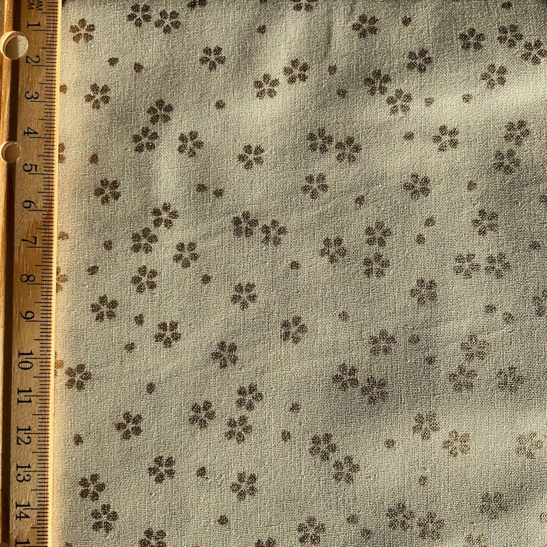 Metallic gold floral pattern on white background.  100% premium cotton fabric for quilting, patchwork, dressmaking and other crafts