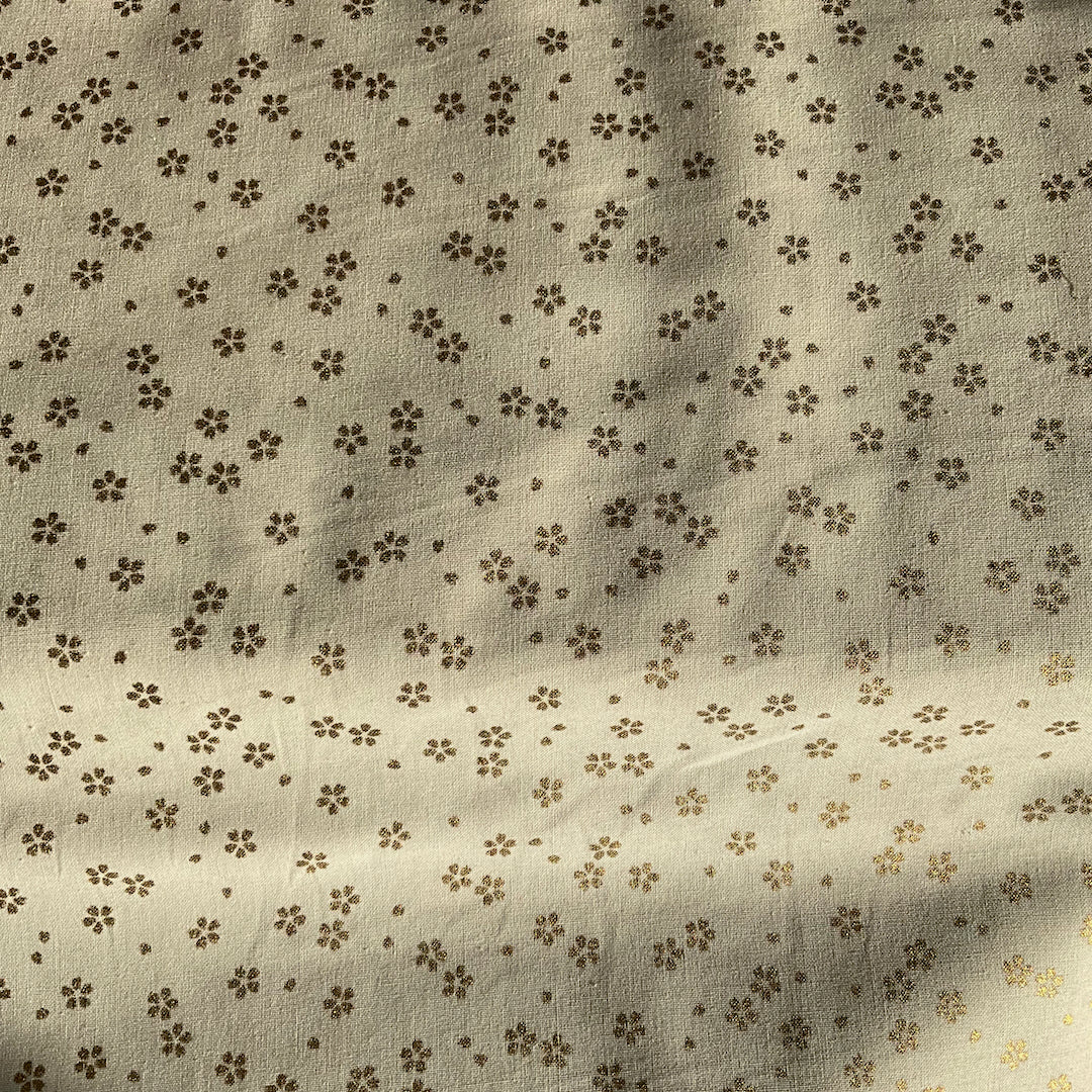 Metallic gold floral pattern on white background.  100% premium cotton fabric for quilting, patchwork, dressmaking and other crafts