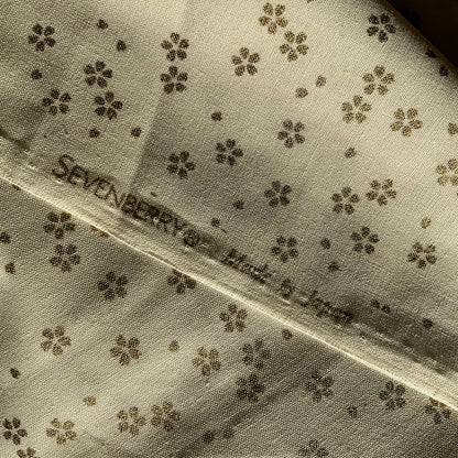 Metallic gold floral pattern on white background.  100% premium cotton fabric for quilting, patchwork, dressmaking and other crafts