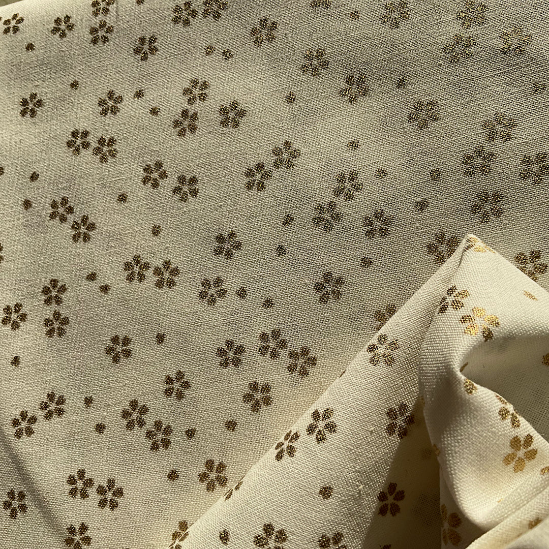 Metallic gold floral pattern on white background.  100% premium cotton fabric for quilting, patchwork, dressmaking and other crafts
